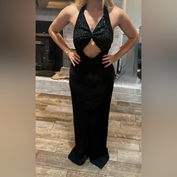 Elegant Black Evening Dress - Picture 2 of 13